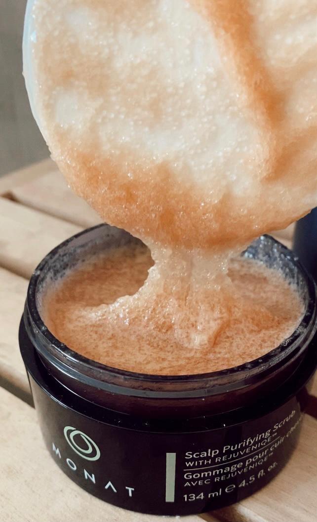 MONAT Scalp Purifying Scrub en uso